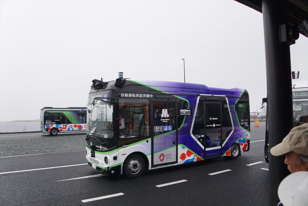 自動運転バスは珍しいのも手伝って注目の的