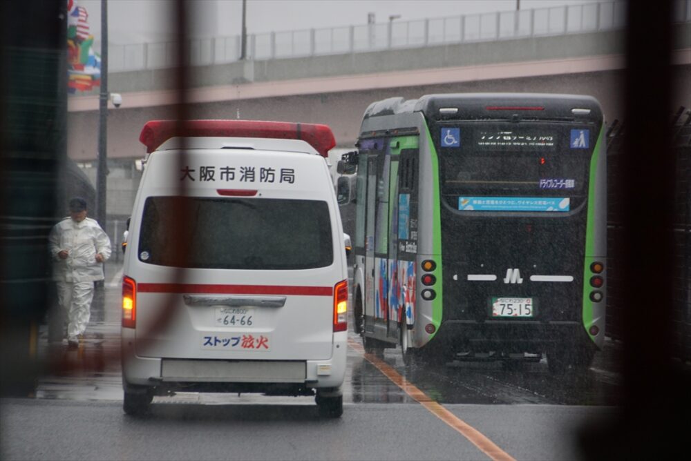手動運転のEVバスに抜かれる