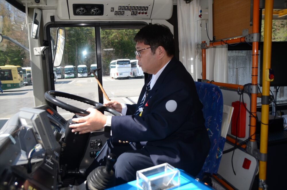 東京で運転している日野レインボーとの仕様の違いを確認中
