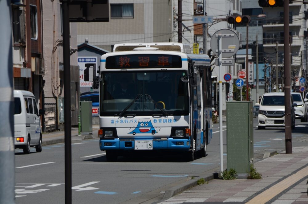 沼津市内に入る記者運転の日野レインボー