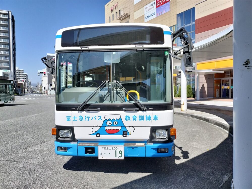 数名が珍しい塗色の日野レインボーを撮影していた