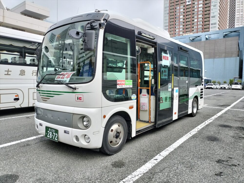 中型車も入らない狭い道路が続く路線は日野ポンチョが活躍する
