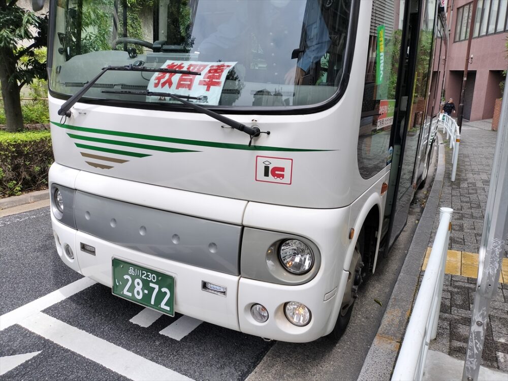 ここまで付けないと右側が通れないバス停もある