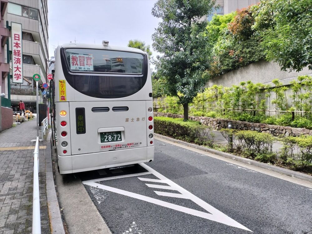 ここまで付けてようやく上手な4トン車ならミラーをたたんで通れる