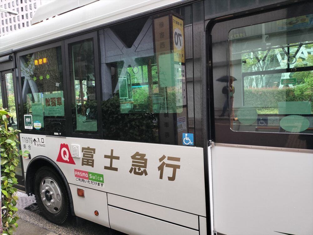 歩道からの停車位置も社内規定で決まっている