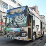 「ラブライブ!　サンシャイン!!」ラッピングバスに描かれた聖地・柿田川湧水公園で美味しい水をどうぞ!!