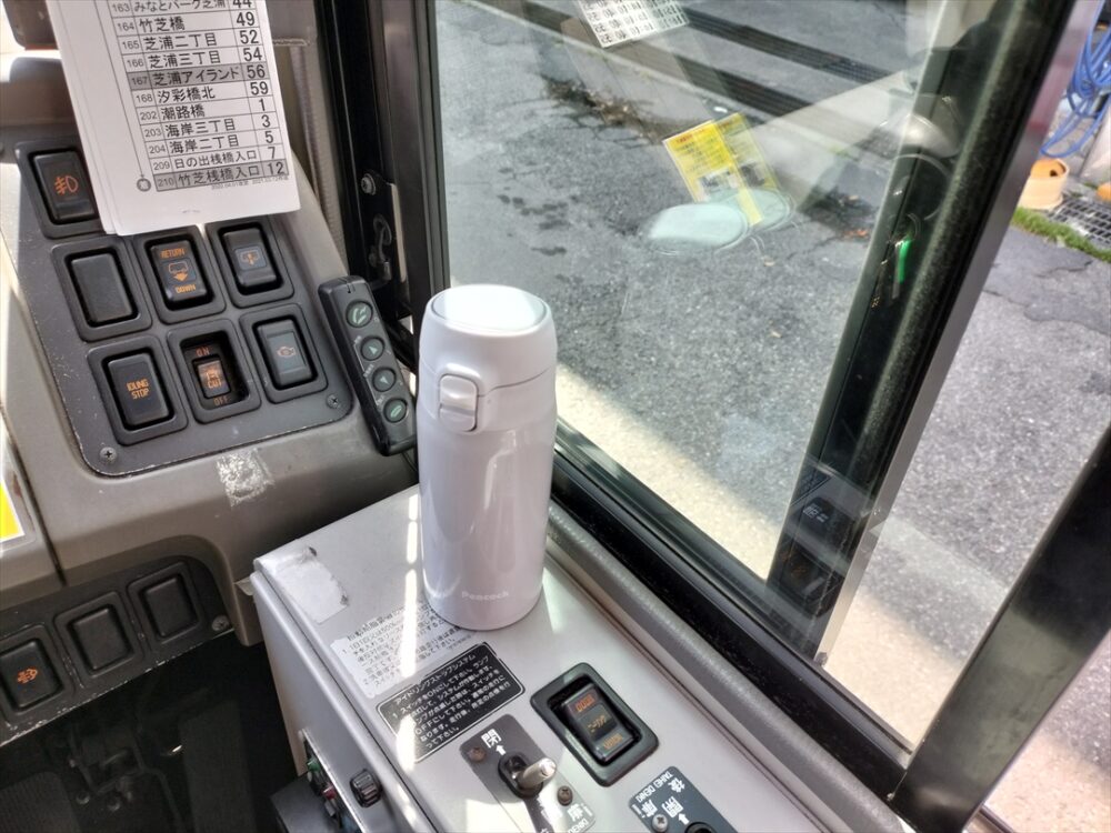 運転士も人間なので水分も補給するしトイレも行く