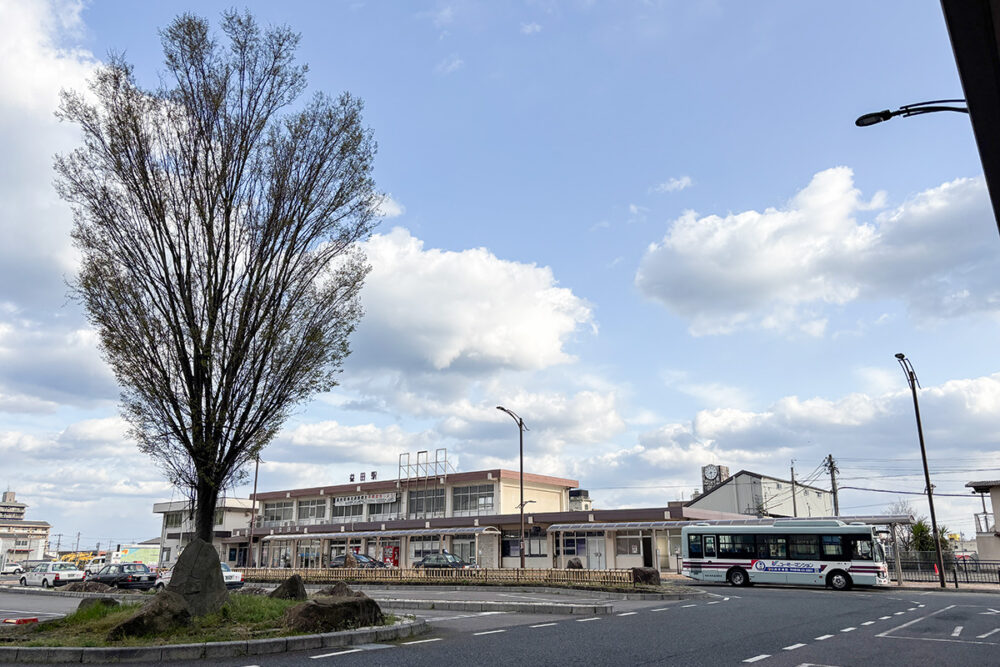 石見交通二条線が通るJR益田駅前