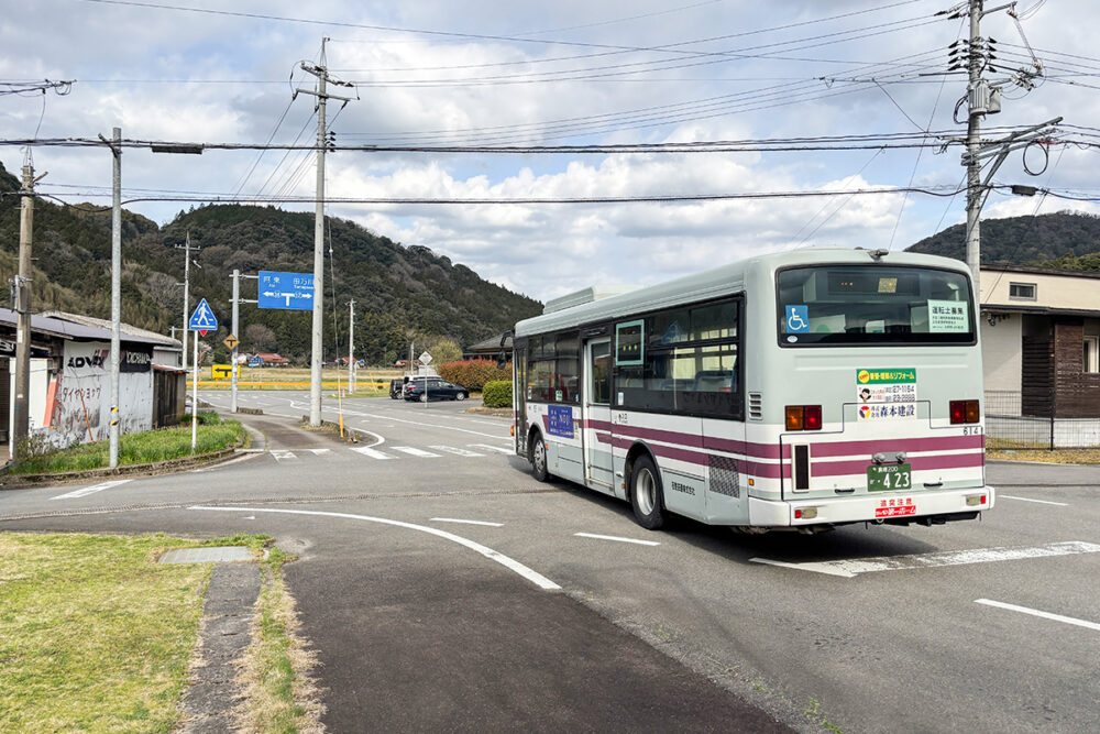 小島停留所を後に、回送車となったエルガミオが去っていった