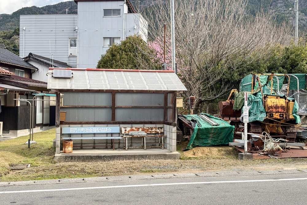出発側の車線にだけバス停標識と待合ベンチが置いてある