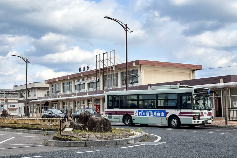 ここが終点だと?　路線バスの原風景を眺めるような県境越え系路線が島根県にあった!!