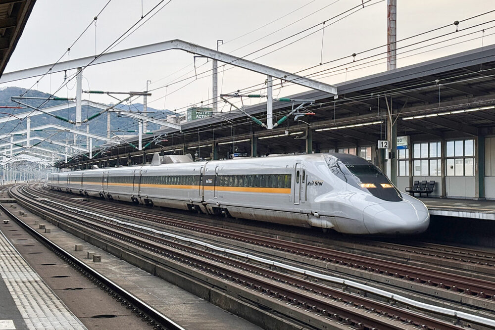 新山口駅に700系レールスター「こだま」が停車中
