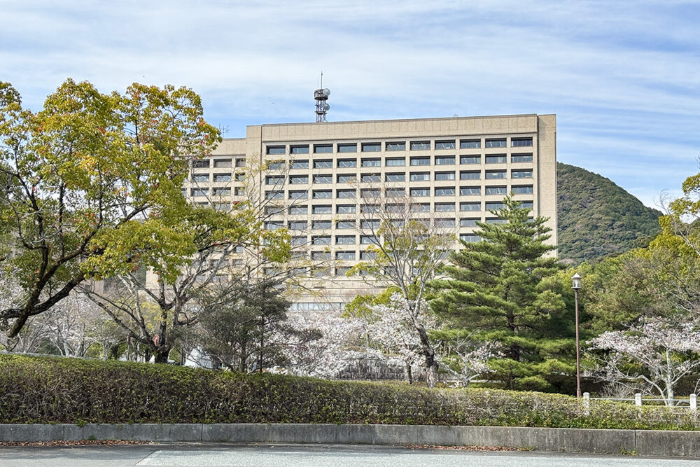 威風堂々な山口県庁の建物