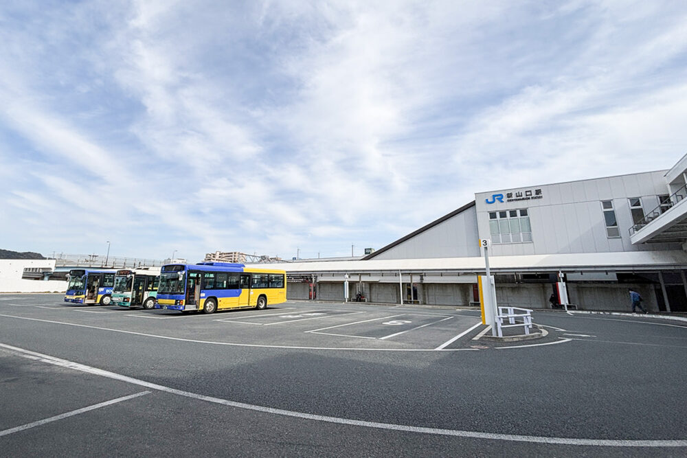 新山口駅の北口に大きなバスロータリーがある