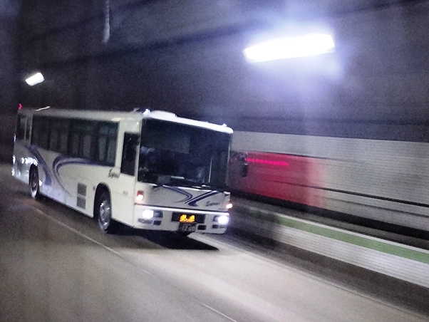 神戸淡路鳴門自動車道で本四海峡バスの西工E高を追い抜く！