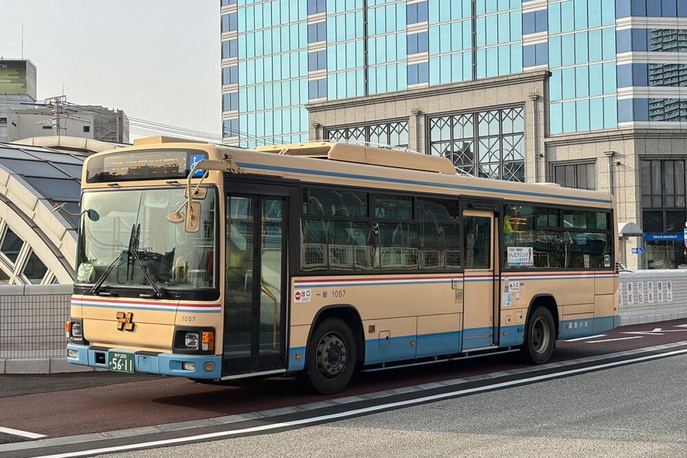 1枚目のお題。いわゆる公式側から撮った大型路線車