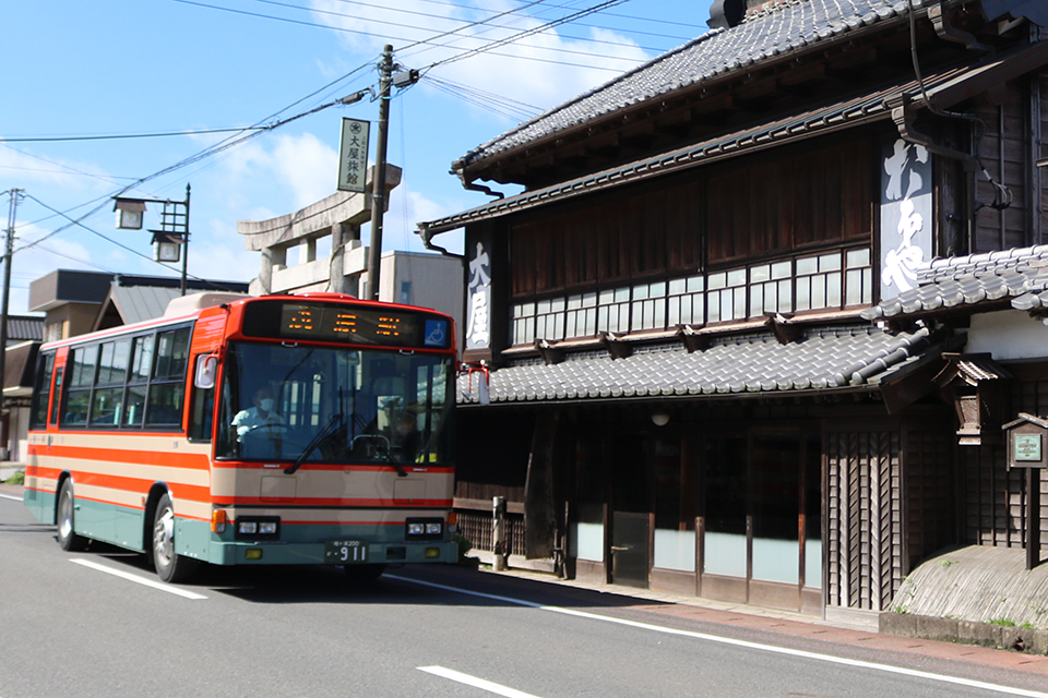 「小湊鐡道バス部」は大多喜にあった「大屋旅館自動車部」と「夷隅人車軌道」をルーツとして現在の発展を遂げた