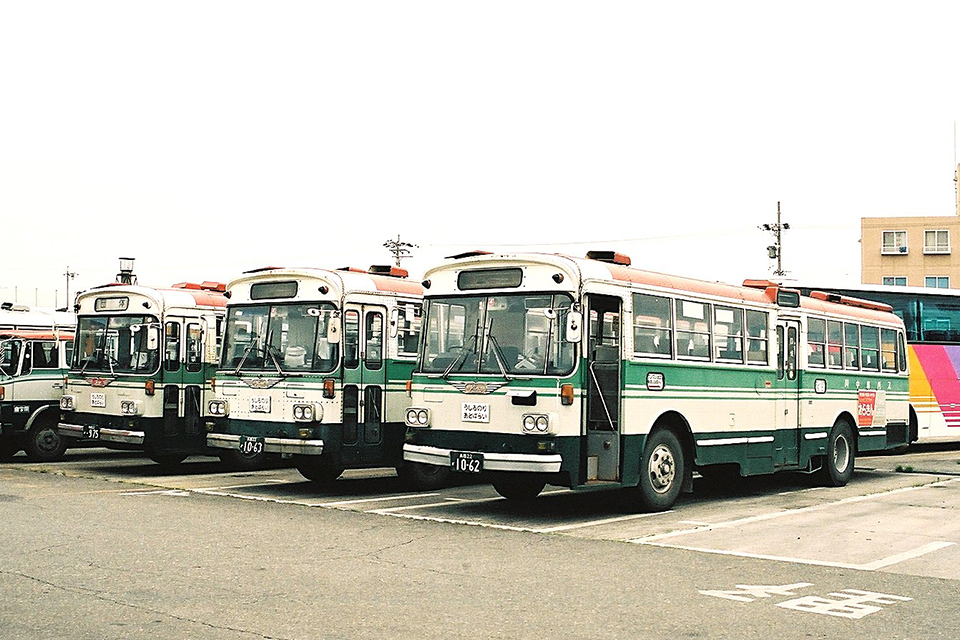 川中島自動車時代の昭和40年代に導入された日野 ブルーリボンRC型。ホイールベースの長短により、RC300とRC320の2種が在籍。川中島バスのアルピコグループ入り後も導入時のカラーのまま在籍したが、長野冬季五輪前に引退