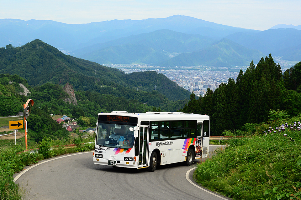 山の中を走る県道戸隠線にあって、「百舌原」停留所付近は僅かに眺望が開ける場所である。天気が良ければ長野市街地はもちろん四阿山の方まで望むことができる。豪快なエンジン音を轟かせて戸隠中社行きのバスが坂を駆け上がってきた