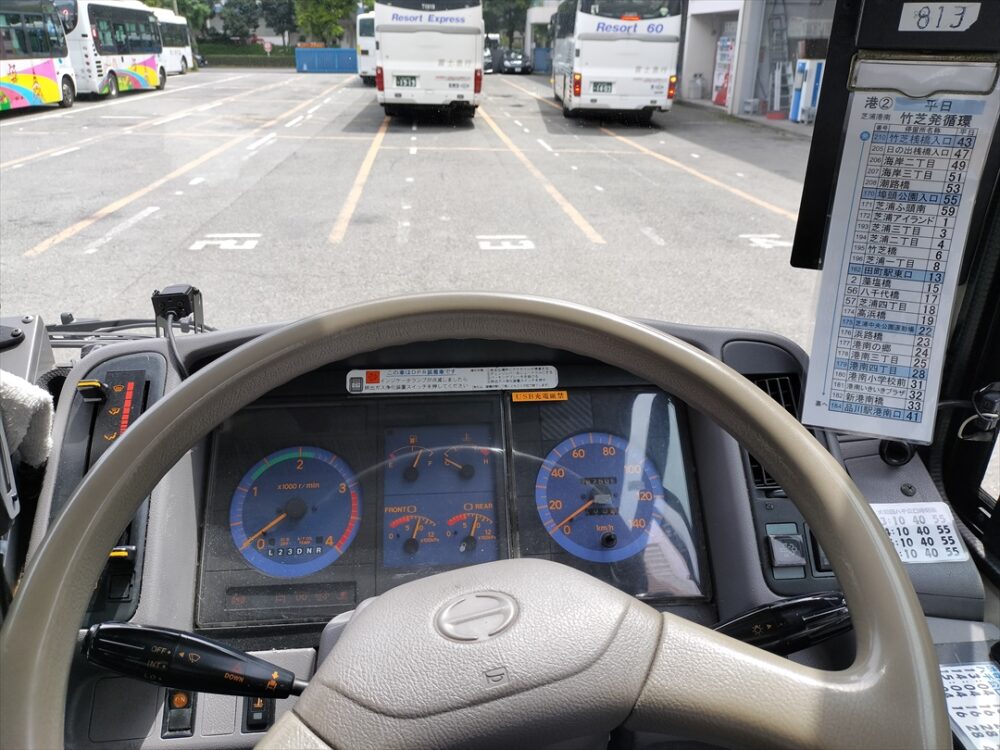 実際の営業運行で使用するスターフ（時刻表）を参考にダイヤの隙間を狙いながら空車教習する