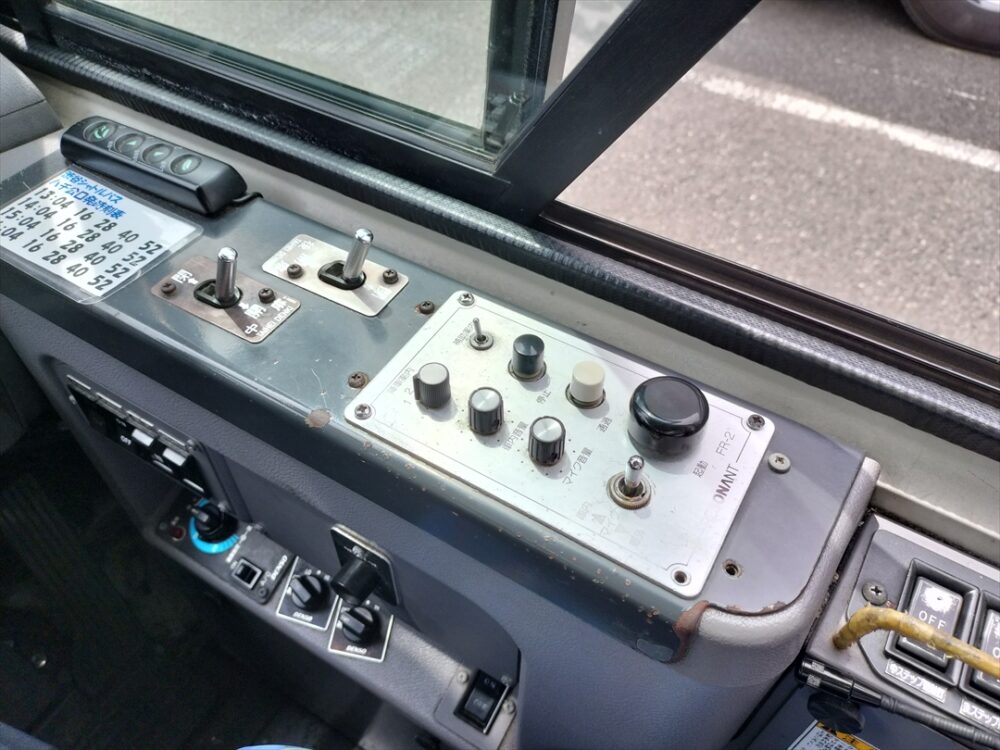 運転だけではなく放送設備の操作もワンマンバス運転士の重要な作業