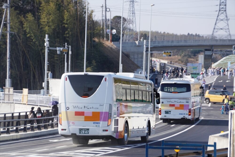 神宮輸送や鈴鹿輸送でよく見る三重交通の車列はここでも健在？