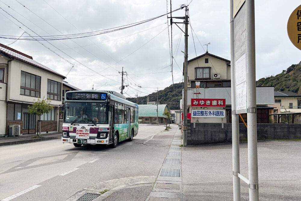 医光寺方面にはコンスタントにバスが通る