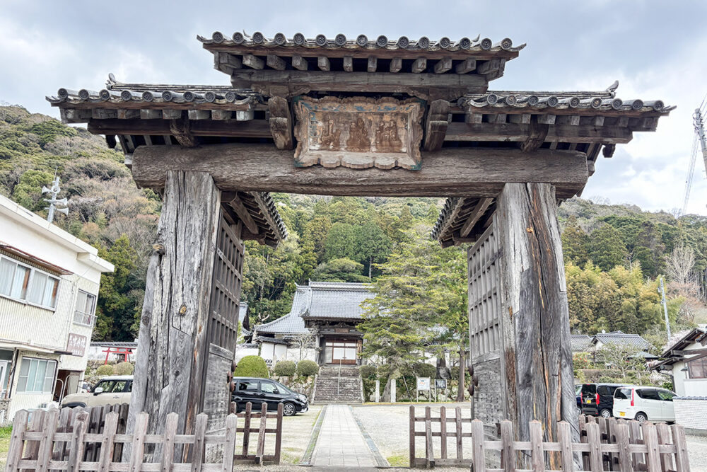 医光寺には国史跡および名勝、国登録文化財、県指定有形文化財という荘厳な肩書きが並ぶ