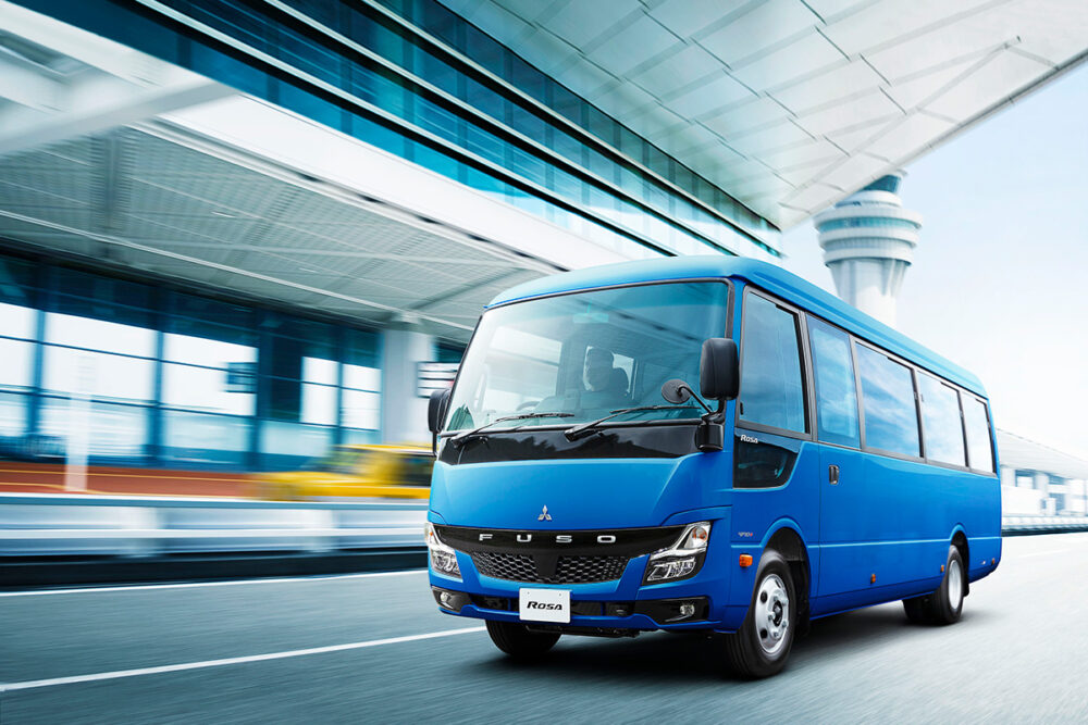 2025年度重量車燃費基準適合車として登場の　三菱ふそう新型「ローザ」が男前すぎる!!