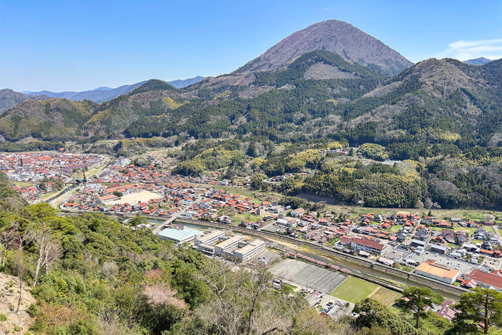 山城の津和野城跡に登ると津和野の街並みが見渡せる