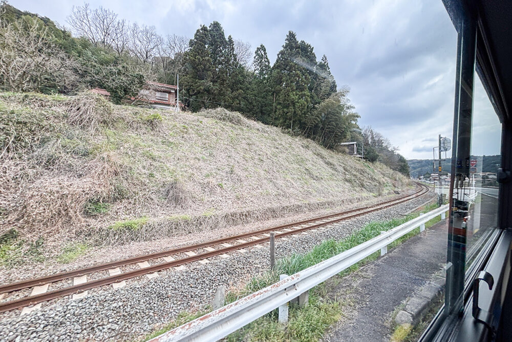 バス乗車中ちょくちょく線路が視界に入る