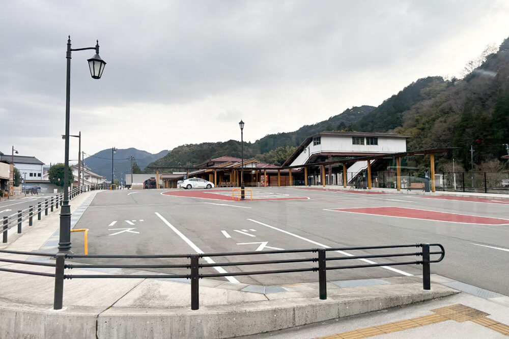 津和野駅前ロータリーにバスが寄り道