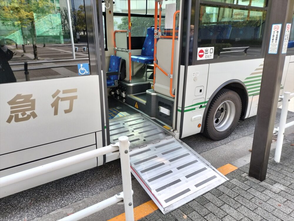 バス停ではスロープを出す場面もあるので直前直後に駐車されると車椅子での乗車が難しくなる