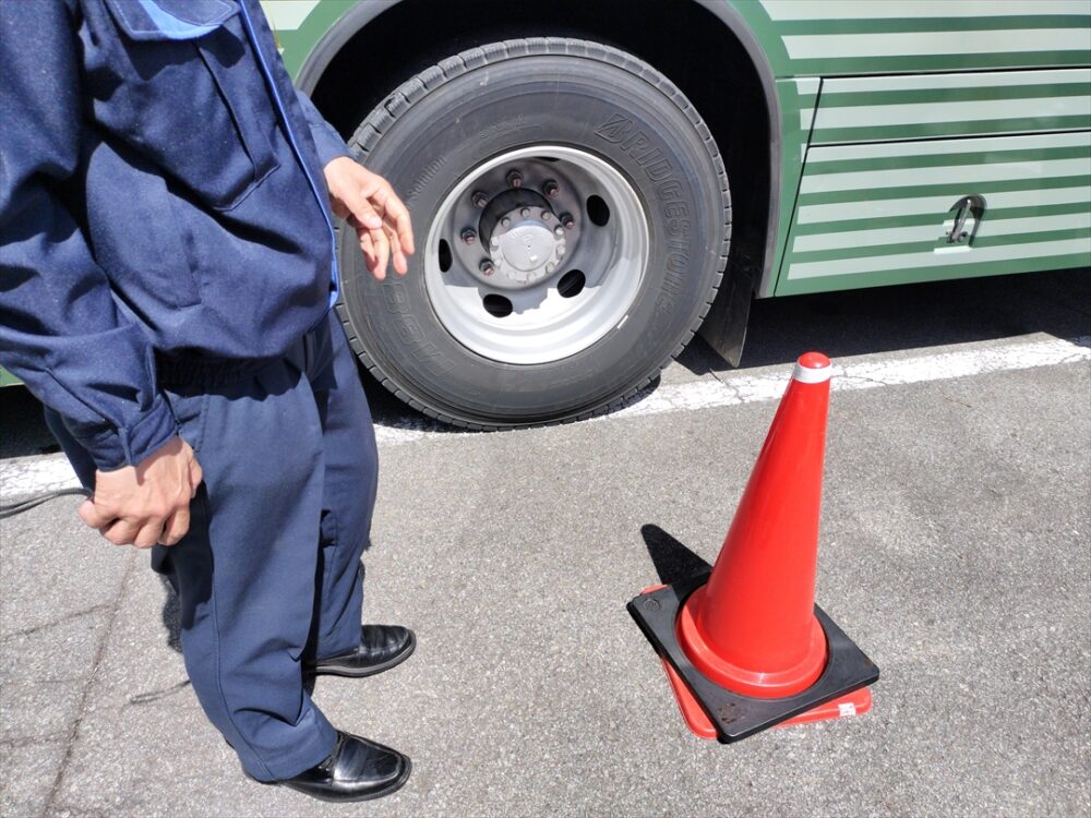 路線バスの大きさでは右にハンドルをいっぱいに切ると後輪より後ろがここまではみ出してくるオーバーハングの恐ろしさもある