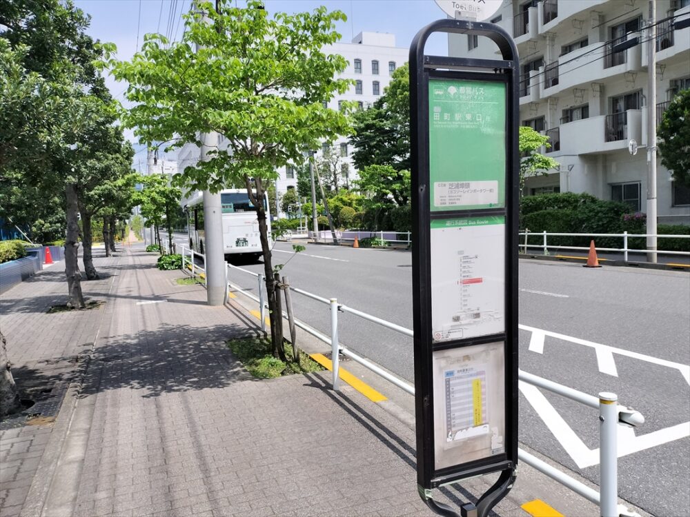 違反ではないがバス停の直前直後ではなるべく停車してほしくないのが本音？