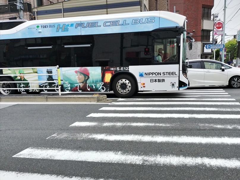 右折するバスは左も見ておかなければ突っ込んでくる大型車にオーバーハングで当たる可能性がある