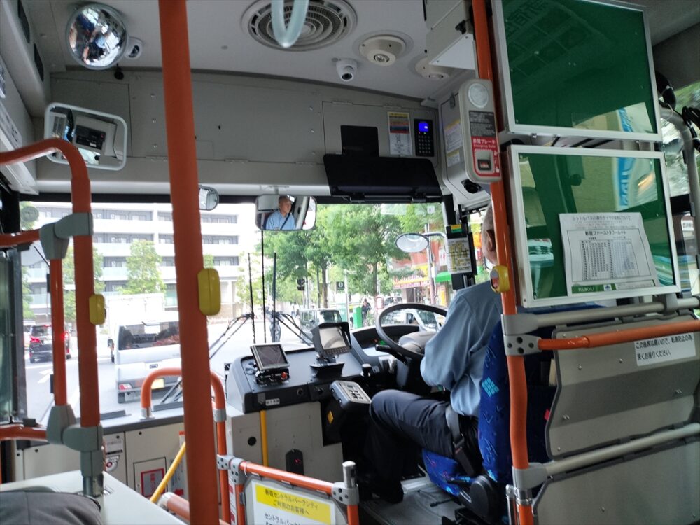 バスもタクシーも旅客を乗せる点では競合しているので仕方がない面はあるものの…