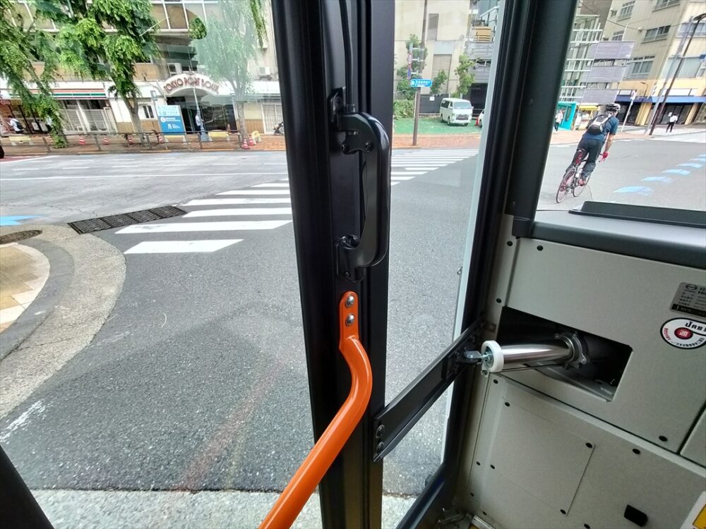 バスは大回りしなければならないがそのために左を空けるとタクシーが内側から突っ込んでくる！