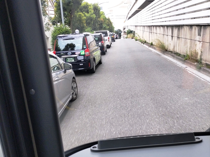 休憩のためにタクシーが並んでいる道路は概ね決まっているのだがバス路線上では勘弁してほしいのも本音？