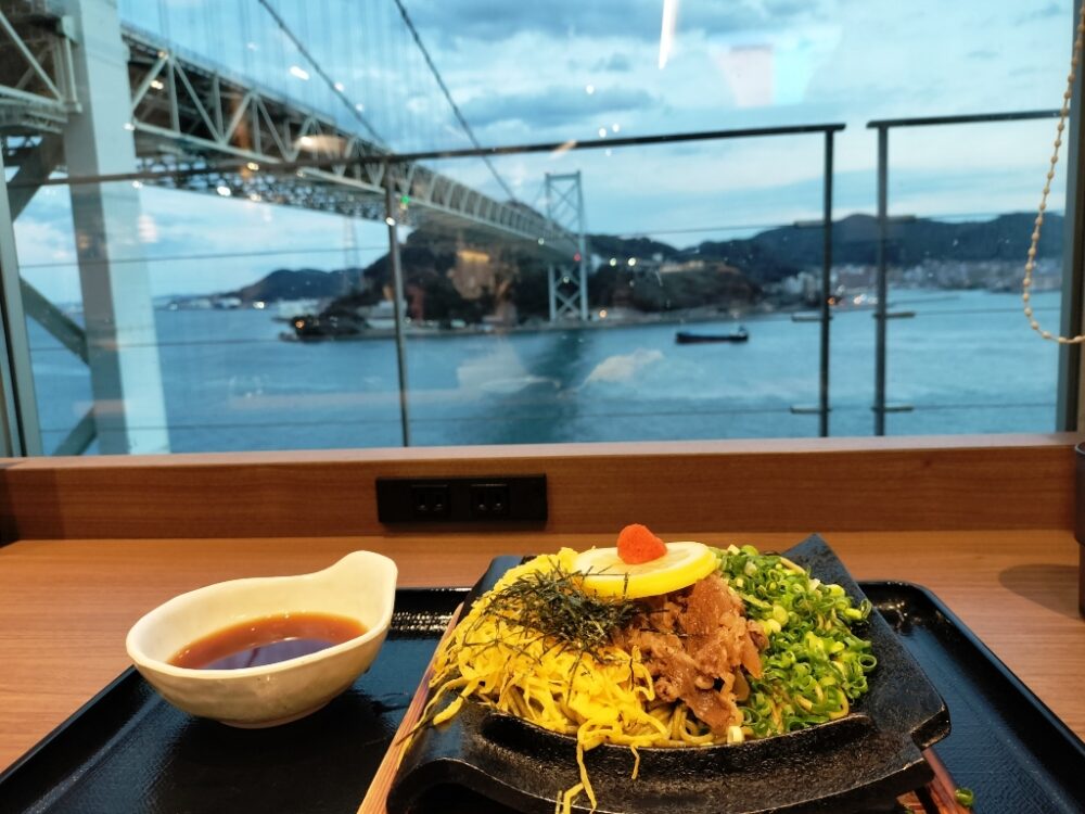 壇ノ浦PAで15分で食べるのは無理だが関門海峡を眺めながらお土産用の瓦そばを購入するのも良い（記者撮影）