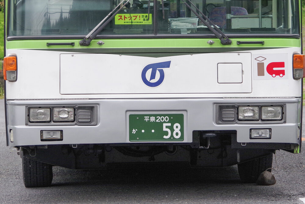 富士重工製車体が載っているエルガは右側設置