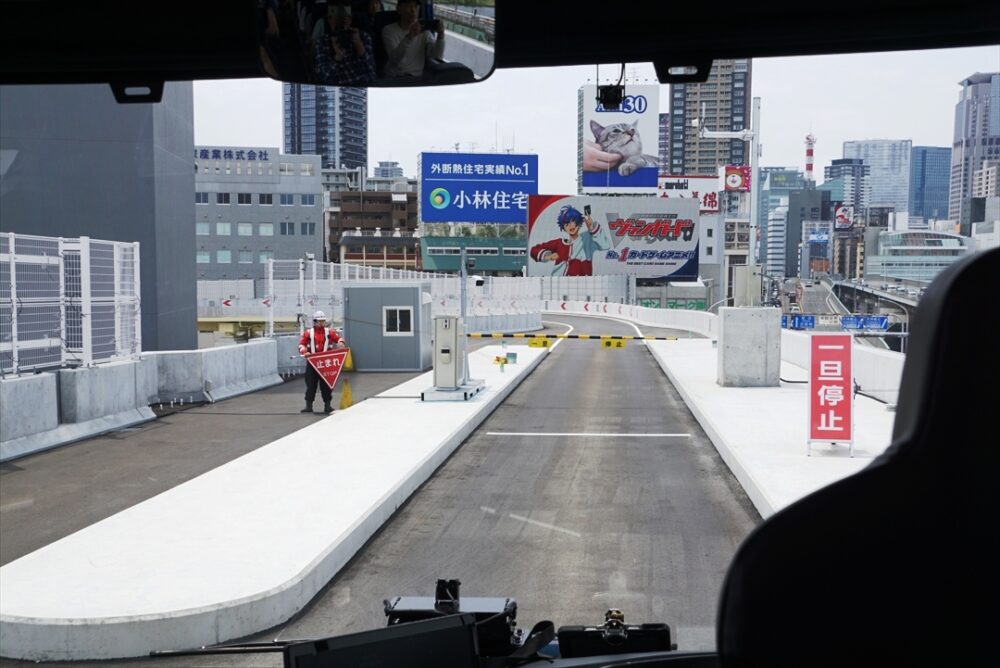 未開通の建設中区間に入る自動運転バス