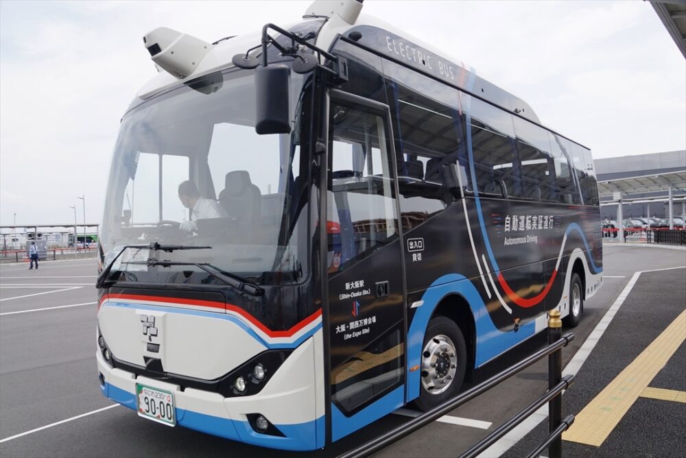 見慣れないセンサーやカメラが多く付く自動運転バス