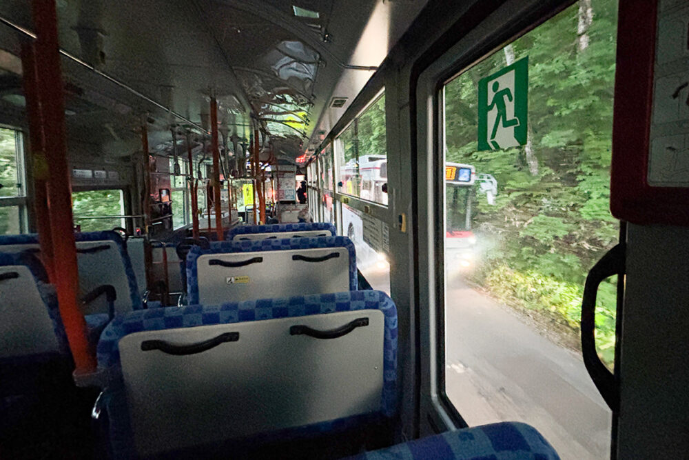 車内を暗くして眺望をアップさせる1系統の粋な計らい