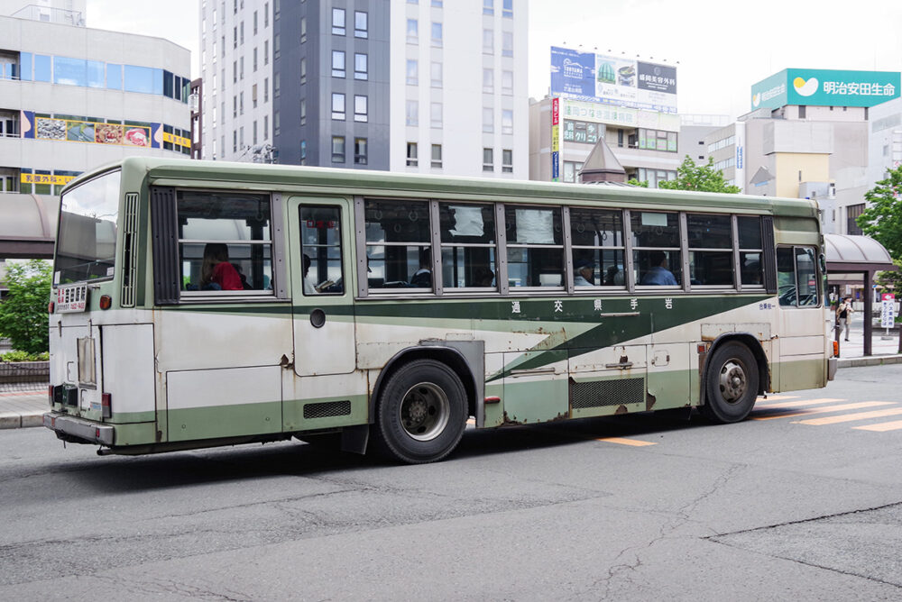 新しめの車に混ざって普通に働いている姿がかっこいい!