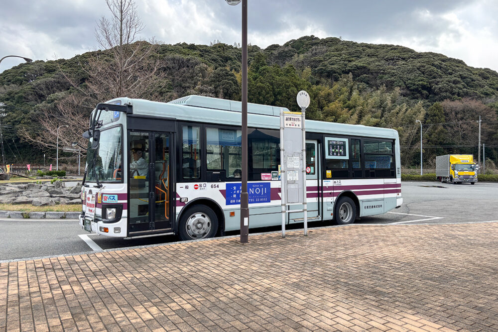 JR山陰本線に沿って進む石見交通の県境越え路線バスが、道の駅ゆとりパークたまがわに立ち寄る