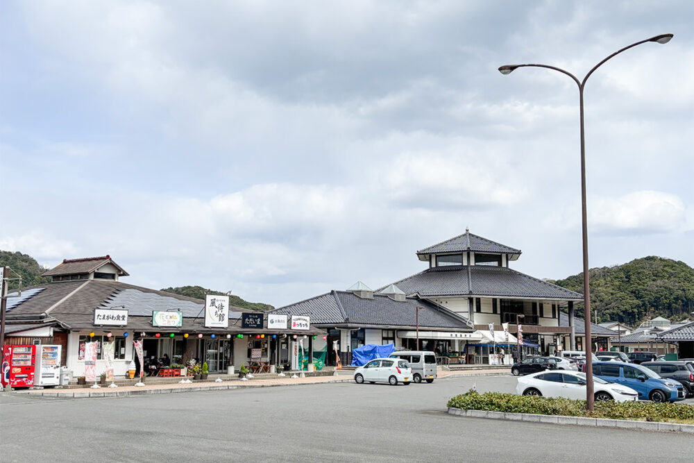和のテイストで全体がまとめられた、道の駅ゆとりパークたまがわ全景