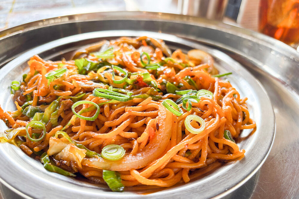 道の駅たまがわの建物とは対照的に中の飲食店は国際派（?）この日はインドネパール料理店に入ってアメリカ式中華料理を頼んだ