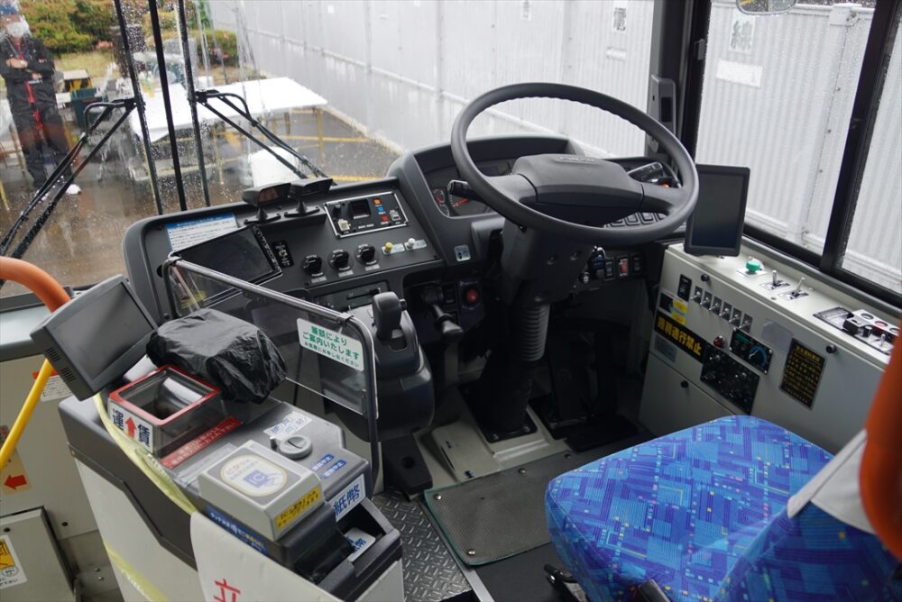 いすゞエルガの運転席
