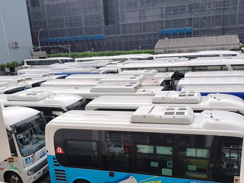 早朝の車庫にはぎっちりとバスが詰まっている！